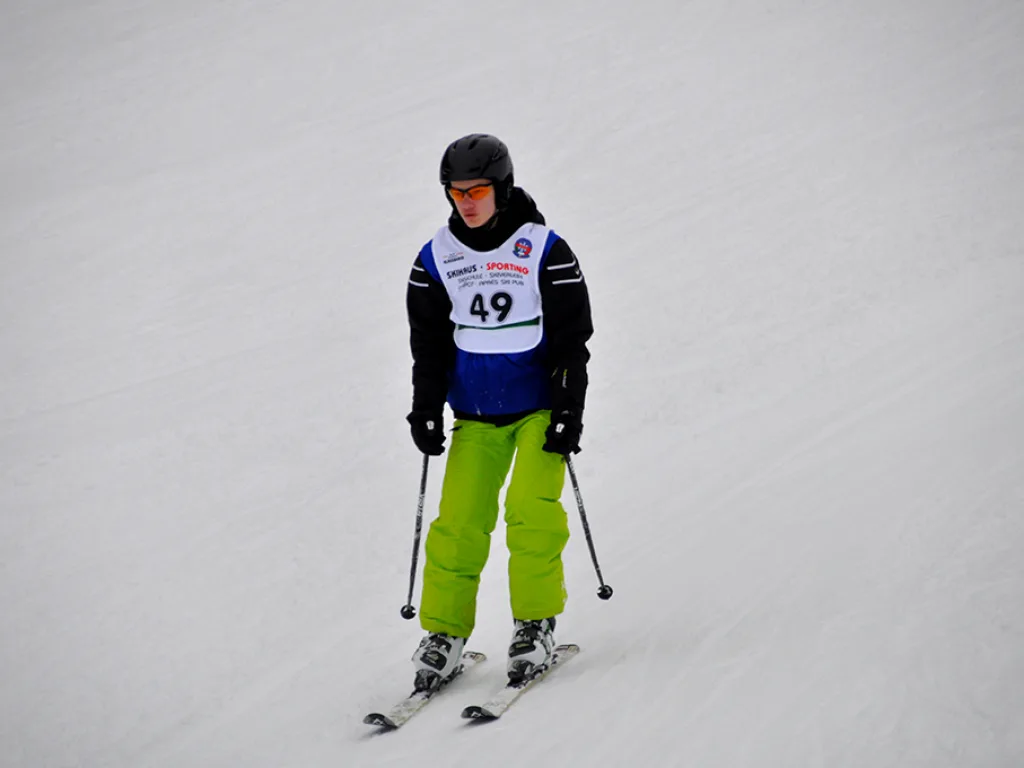 Skifahrer mit Startnummer 49 in grüner Hose.